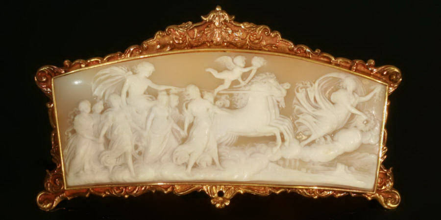 Superb French Baroque cameo in golden mounting. A true collectors item!