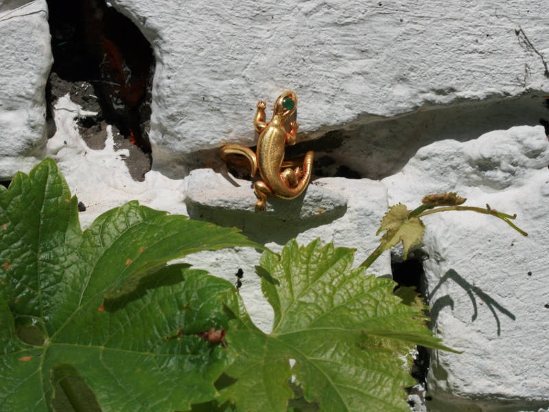 Cute late Victorian, early Art Nouveau animalistic gold lizard ring with emerald