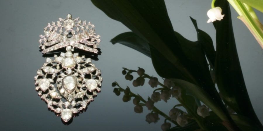 Victorian diamond crown heart pendant, a so-called Vlaams Hart, huge rose diamonds from the antique jewelry collection of Adin Antique Jewelry Store, Antwerp, Belgium