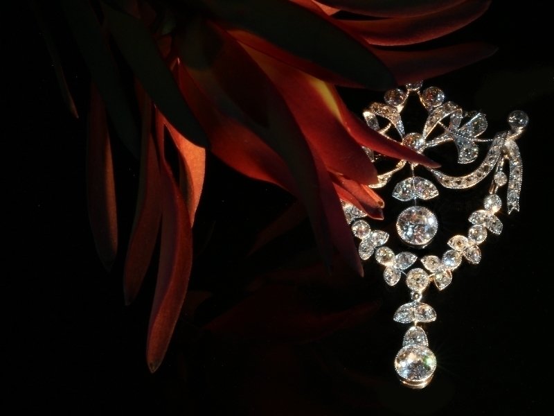 Click the picture to get to see this Gorgeous Belle Epoque diamond guirlande pendant.