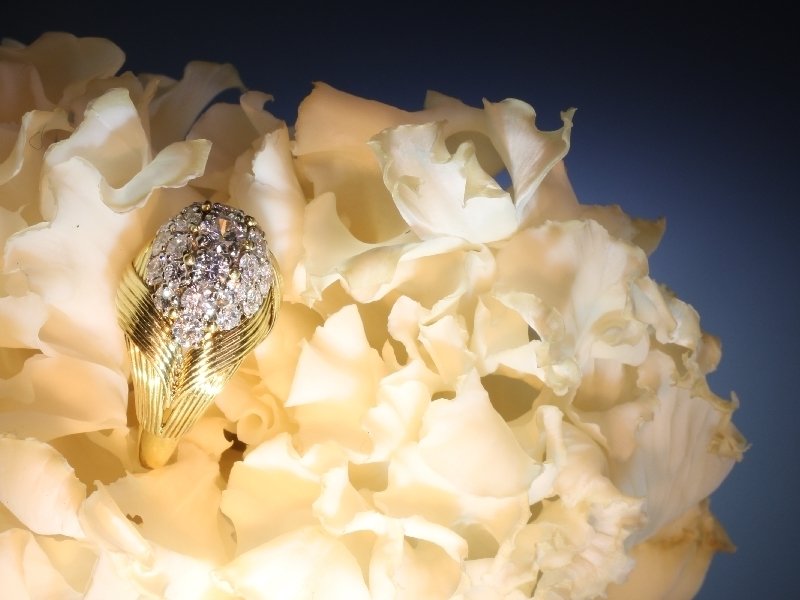 Click the picture to get to see this French Vintage Fifties diamond cluster ring by Mauboussin Paris.