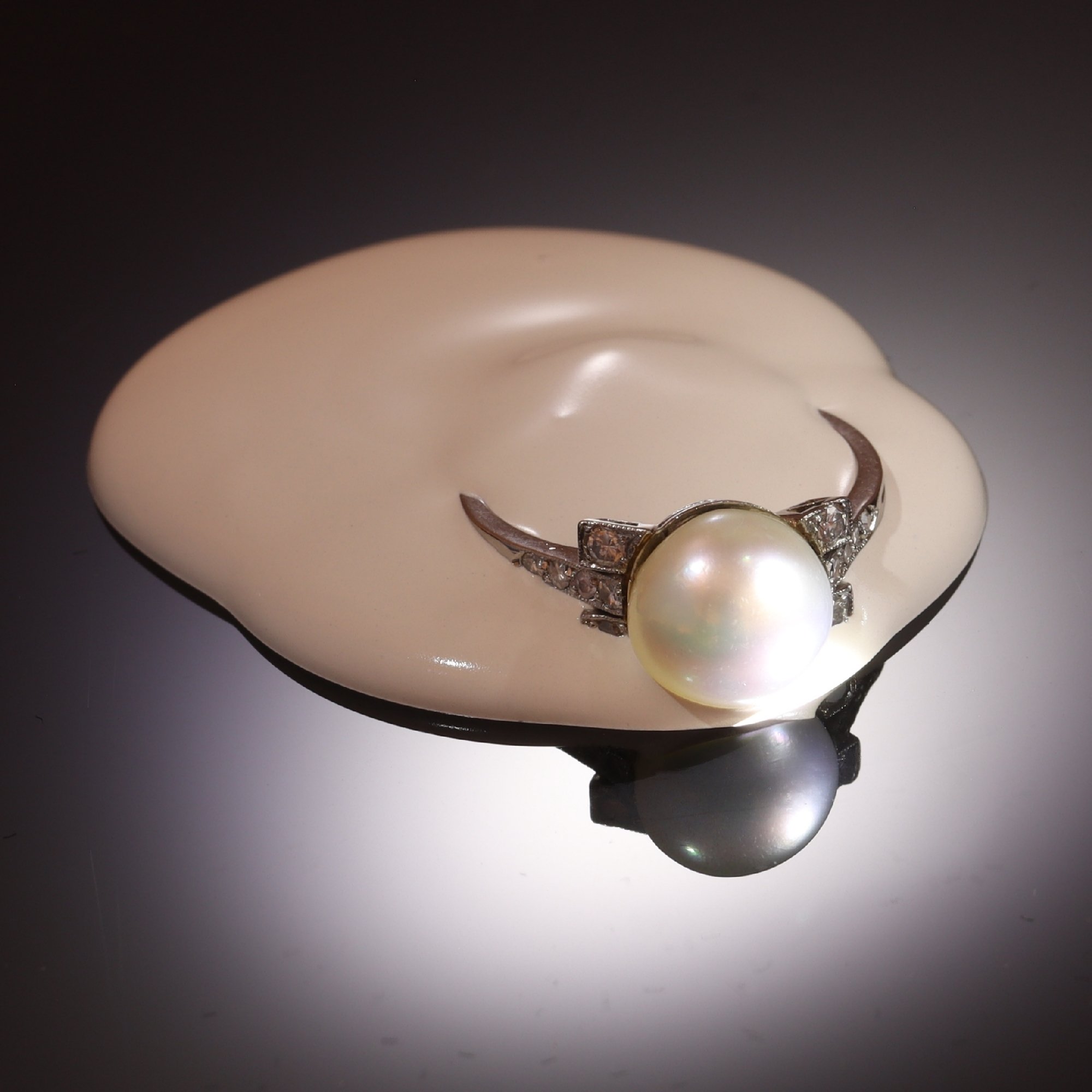 Click the picture to find out more about this vintage Art Deco ring with large pearl and diamonds