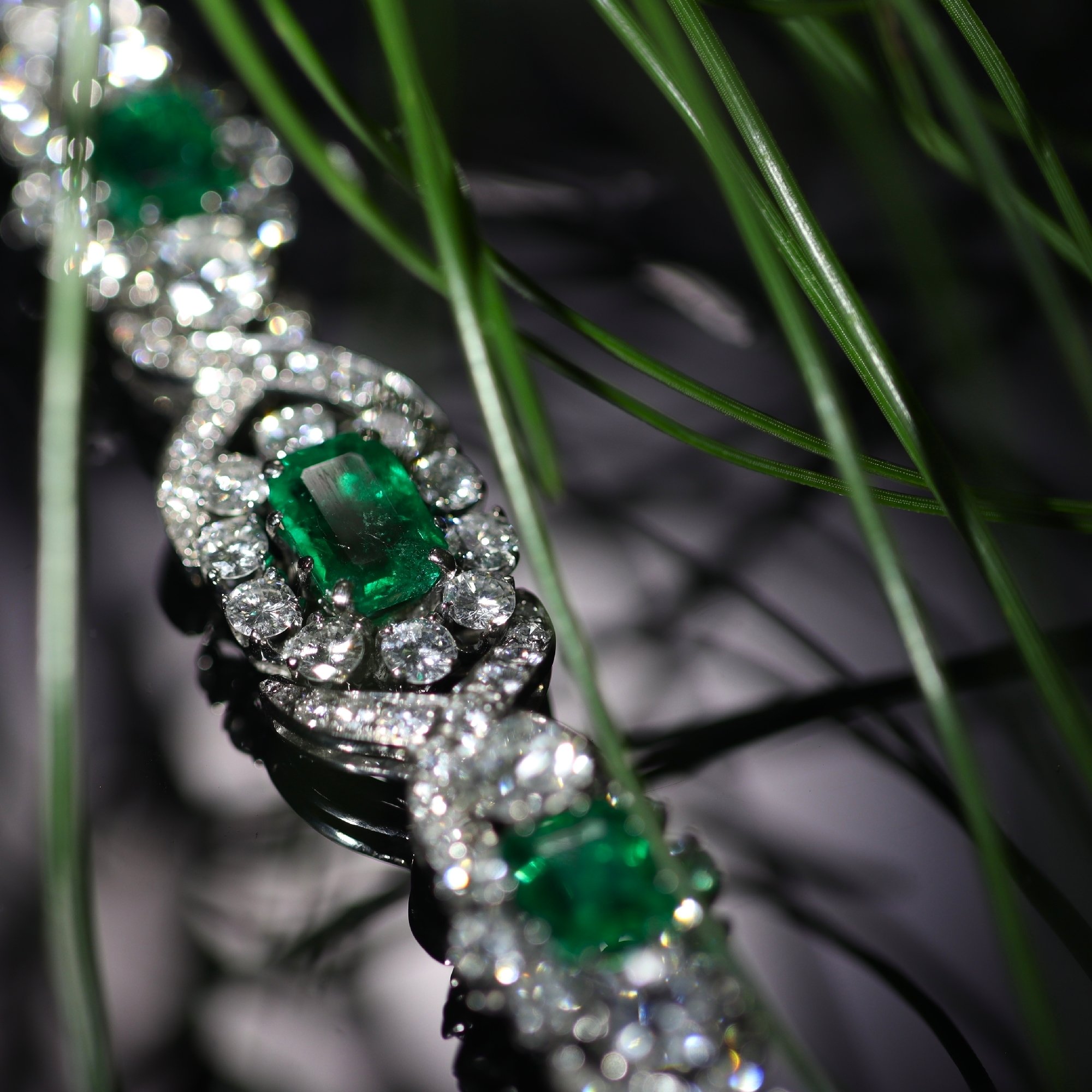 Click the picture to see more of this magnificent vintage cocktail bracelet with 16 crt brilliant and 7 crt of Colombian emeralds