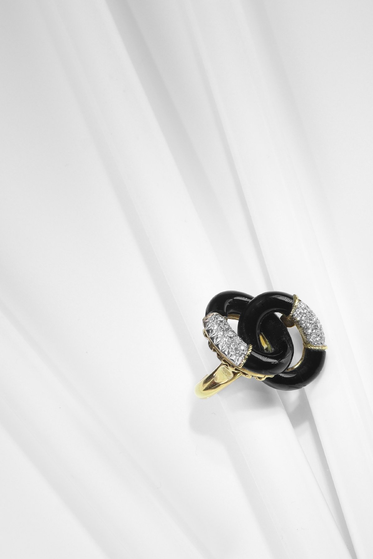 Click the picture to get to see this Vintage Seventies ring with onyx and diamonds.