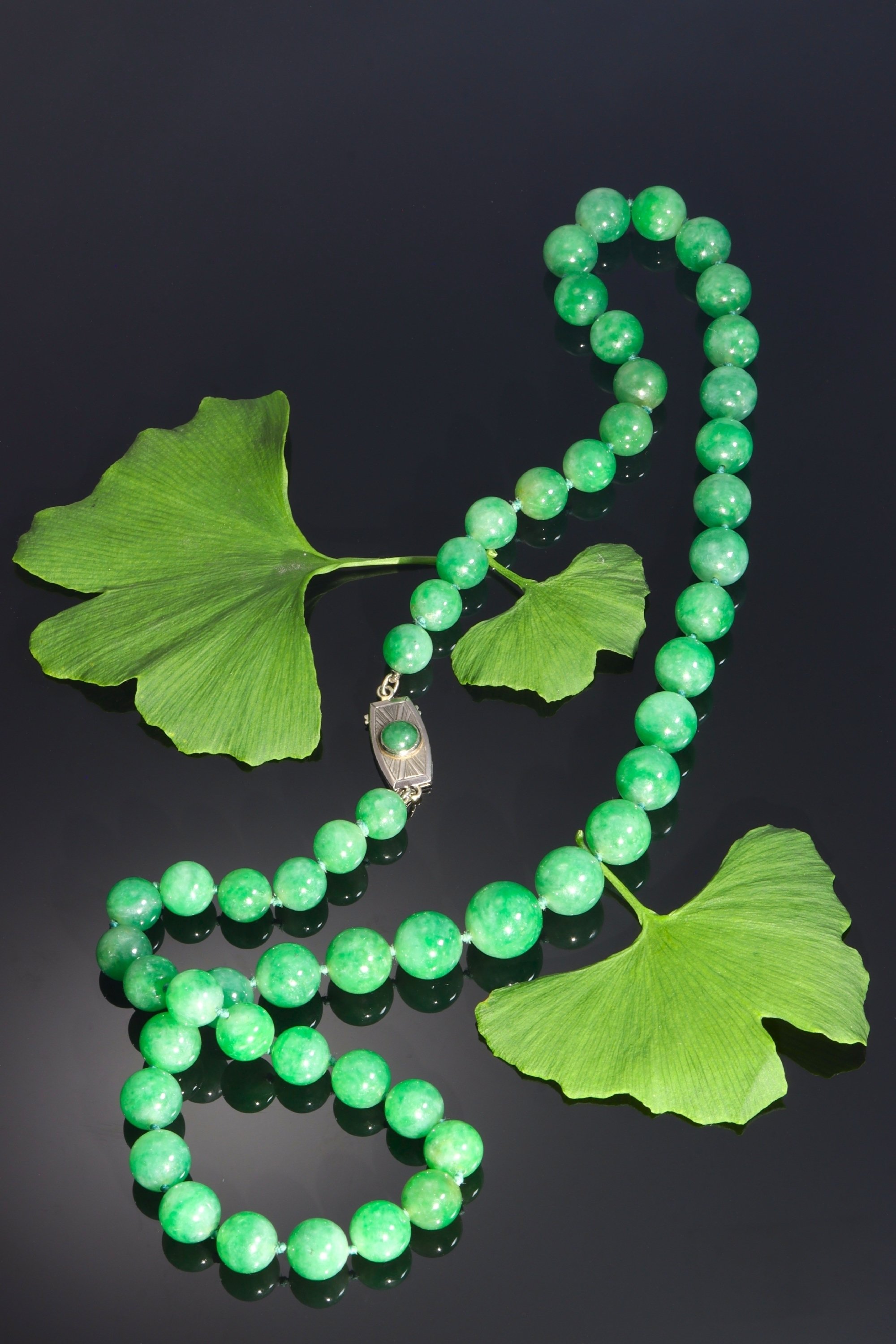 Click the picture to see of this Certified top quality natural jadeite necklace of 53 beads (67,51 grams) - A-Jade, translucent, mottled light green and green