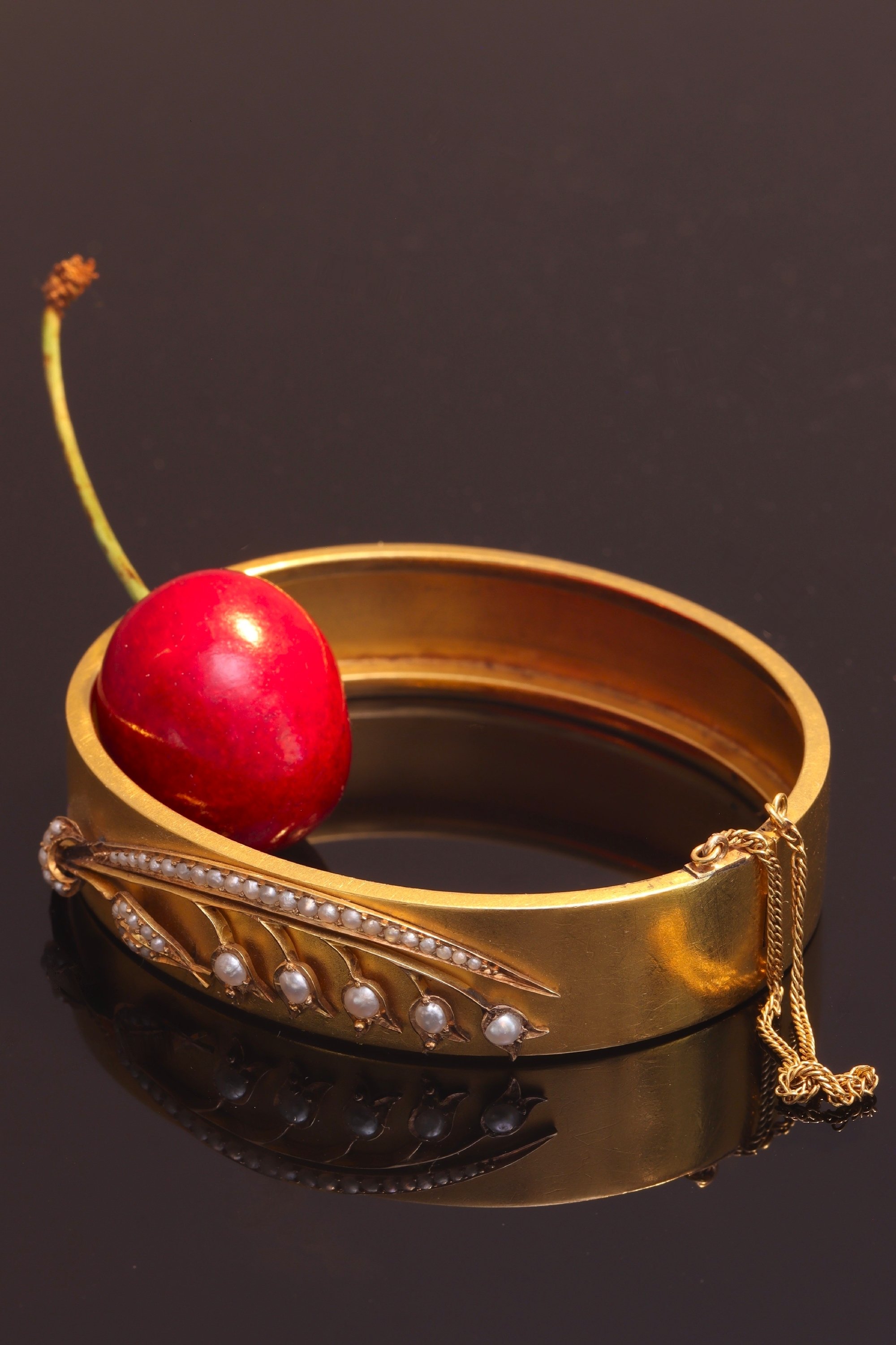 Click the picture to see of this Antique gold bangle with lily of the valley motive