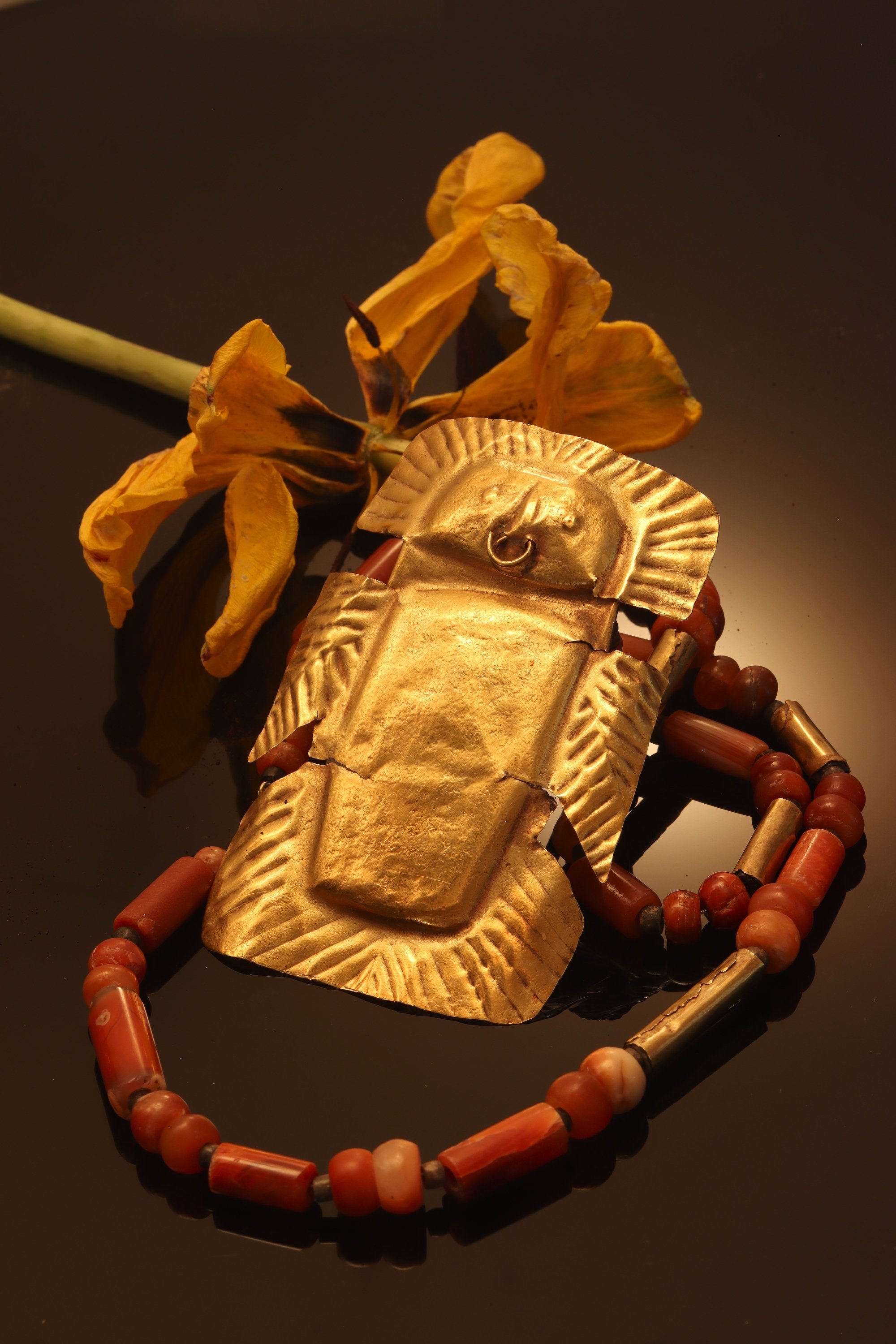 Click the picture to see of this 1200 years old Pre-Columbian gold pendant with carnelian necklace
