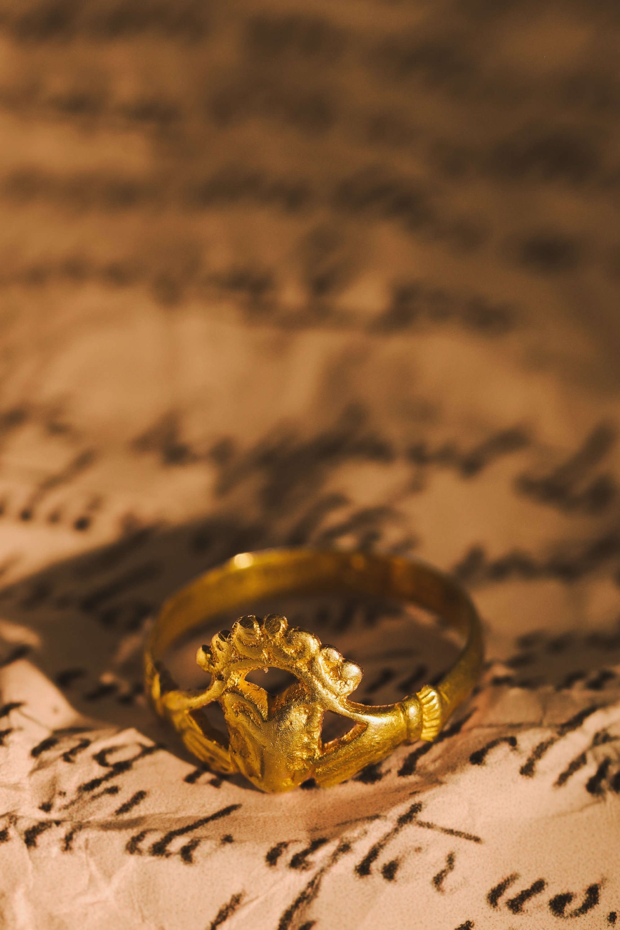 Click the picture to find out more about this token of love across centuries: A Dutch 1670 Claddagh Ring